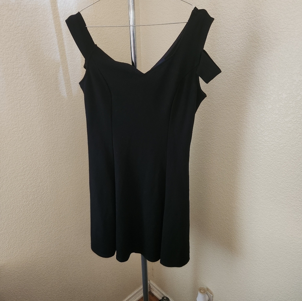 InsNova Black Sleeveless Dress